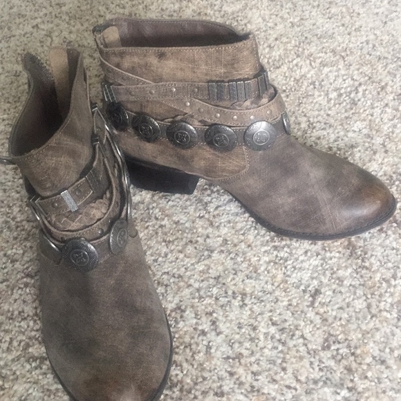 Boots - Picture 3 of 6